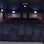 widok sali kina czyn w poniatowej puste fotele w kolorze granatowym o bordowym