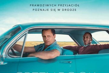 oryginalny plakat filmu Green Cook. Plakat jest biało-niebieski. W niebieskim samochodzie siedzi dwóch mężczyzn (jeden za kierownicą drugi a tylnym siedzeniu)