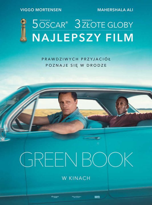 plakat filmu green book dwaj mężczyźni siedzą w turkusowym samochodzie