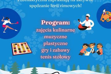 Niebieski plakat z białym napisem Ferie Zimowe z podaną informacją o zajęciach dla dzieci, w tle plakatu śnieżynki, zaspy śniegu las i drewniana tabliczka z godzinami zajęć.