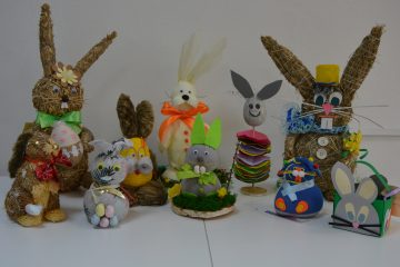 Prace konkursowe, zające i króliki wykonane przez dzieci z różnych materiałów
