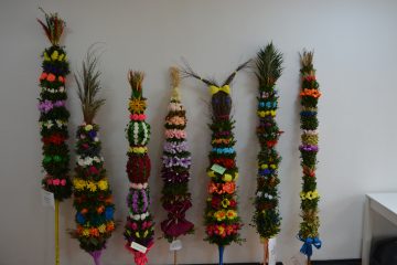 Kolorowe palmy wielkanocne, stojące w sali