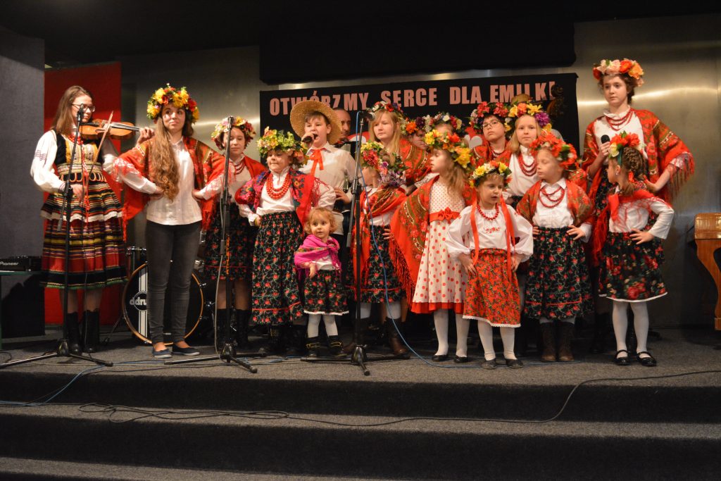 grupa dzieci ubranych w stroje ludowe na scenie