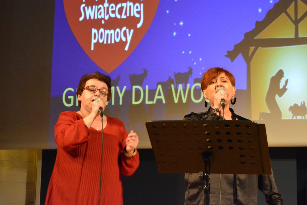 Zespół Vocal - dwie kobiety śpiewający na scenie