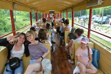 Dzieci w wagonie kolejki podczas wycieczki