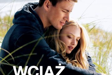 Plakat z filmu ,, Wciąż ją kocham" , na plakacie mężczyzna przytulający kobietę, siedzą na plaży w tle niebo i woda