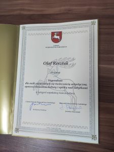 grafika przedstawia dyplom