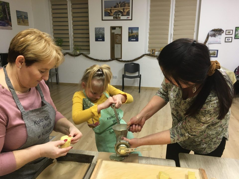 zdjęcie przedstawia dwie panie oraz dziewczynkę, które robią ciasteczka