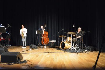 zdjęcie muzyków jazzowych na scenie, instrumenty muzyczne